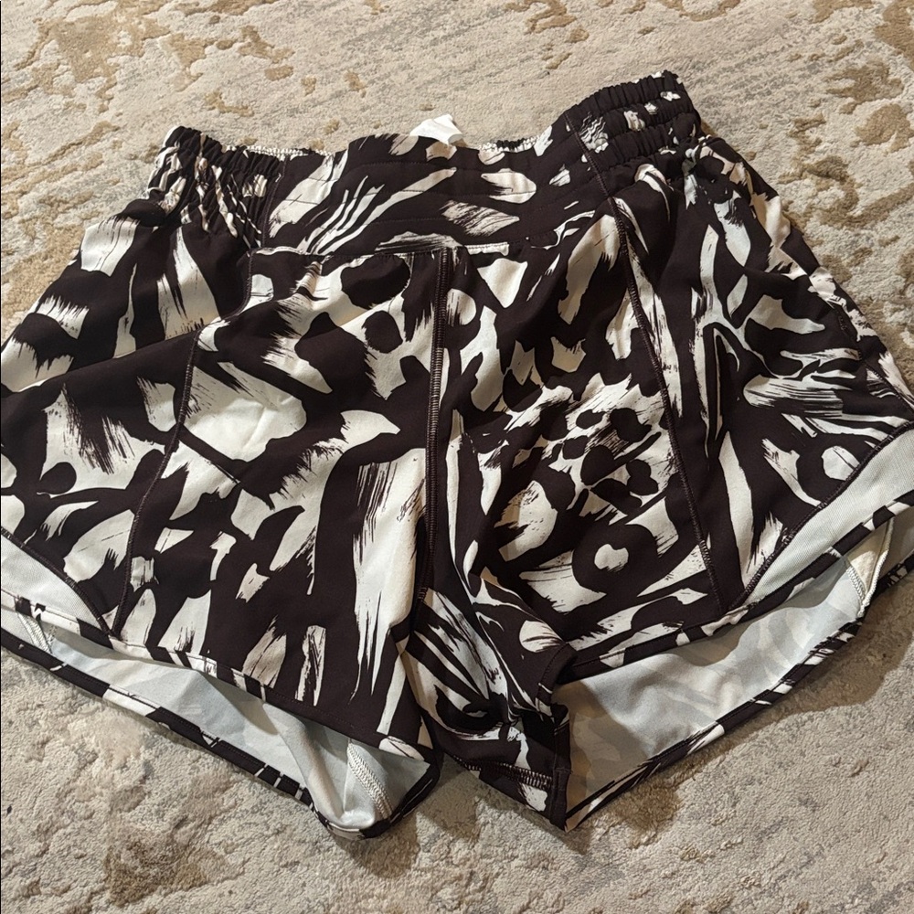 lululemon athletica Brown and White Abstract Print Athletic Shorts,size 6 - Picture 3 of 3